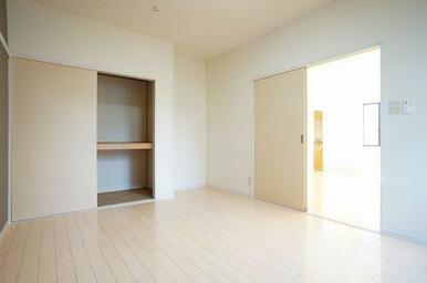 洋室（６．７帖）　棚付きの収納スペースがございます。