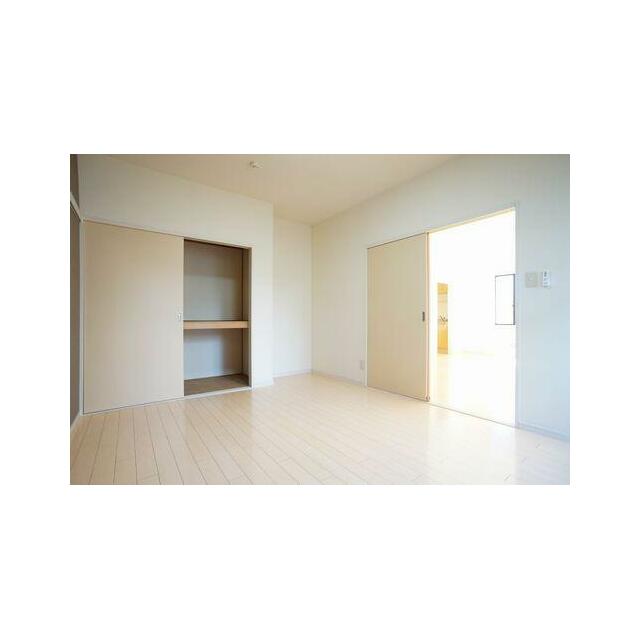 洋室（６．７帖）　棚付きの収納スペースがございます。