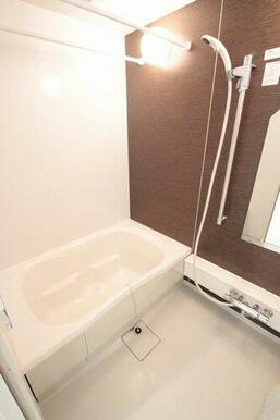 浴室　アクセントパネルを採用、浴室乾燥暖房機付きです。