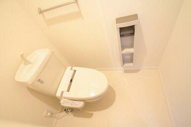 トイレ　洗浄機能付き暖房便座を設置。