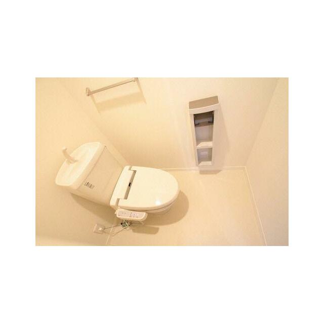 トイレ　洗浄機能付き暖房便座を設置。