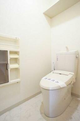 トイレ　洗浄機能付き暖房便座を設置、上部には棚がございます。