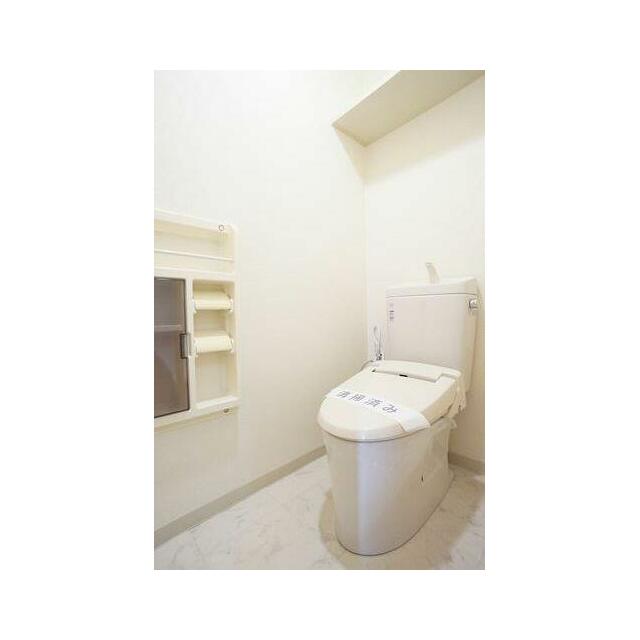 トイレ　洗浄機能付き暖房便座を設置、上部には棚がございます。