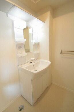 洗髪洗面化粧台を設置、上部には棚がございます。