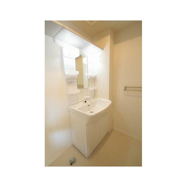 洗髪洗面化粧台を設置、上部には棚がございます。