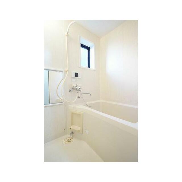 バスルーム　追い焚き機能付き、小窓がついているため換気が可能です。