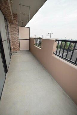 広いバルコニーでお布団もお洗濯も気持ちよく！ 前回募集時の写真です