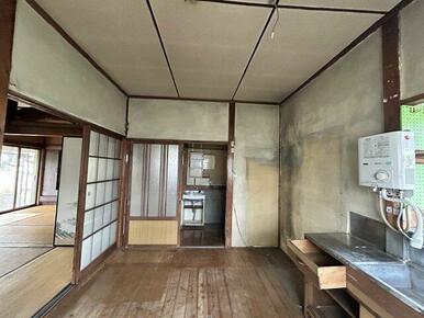 壁面収納や冷蔵庫を配置しやすく、お好みに整えられる台所