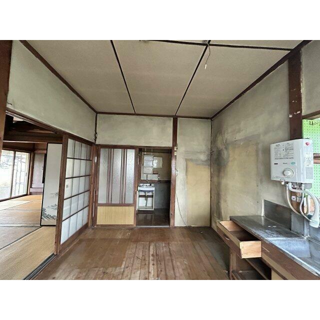 壁面収納や冷蔵庫を配置しやすく、お好みに整えられる台所