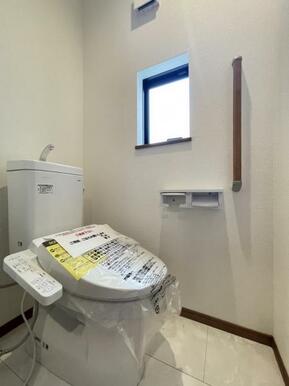 採光窓は臭い対策にもなって清潔な空間を保てます♪立ち上がりをサポートしてくれる手すりも完備！