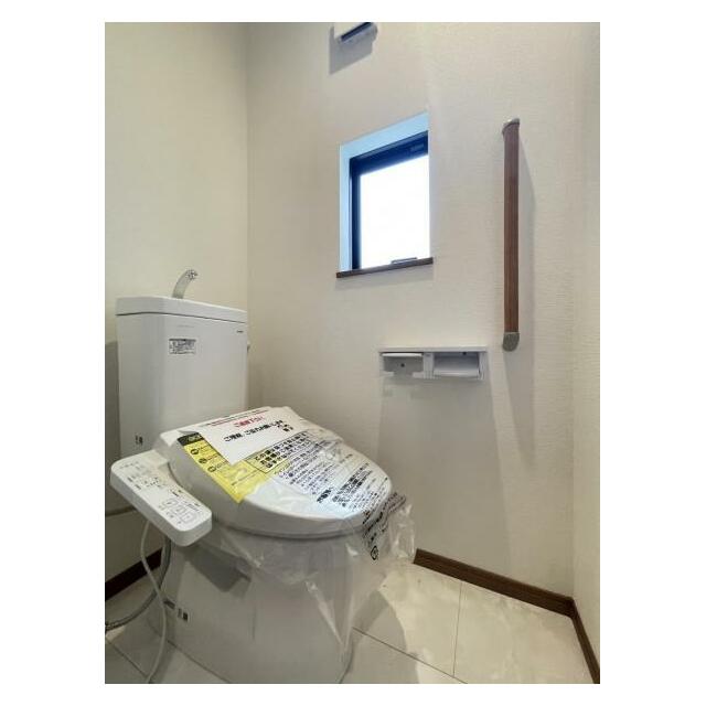 採光窓は臭い対策にもなって清潔な空間を保てます♪立ち上がりをサポートしてくれる手すりも完備！