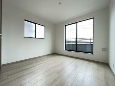 お部屋からバルコニーに出られるので洗濯物や布団などをすぐ干せ取込みも楽にできます！