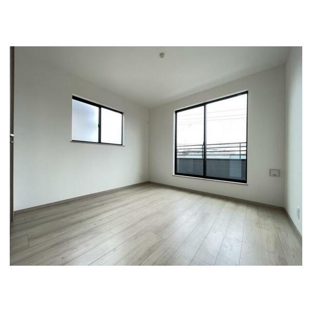 お部屋からバルコニーに出られるので洗濯物や布団などをすぐ干せ取込みも楽にできます！