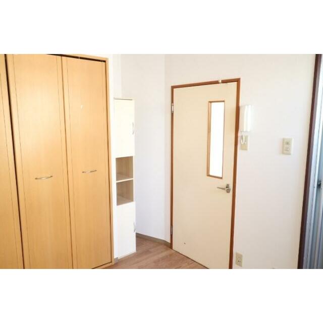 キッチンとの入口に扉があり独立したお部屋となります。