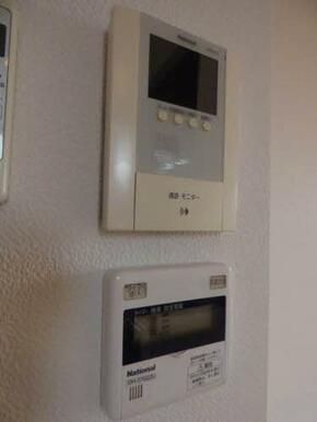 来訪者の声だけでなく、顔も確認出来るので防犯対策の一つとしてご利用いただけます☆