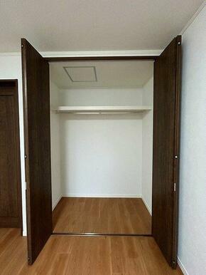 「東側洋室」収納付きです