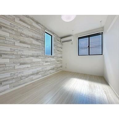 アクセントクロスとフロアタイルがクール