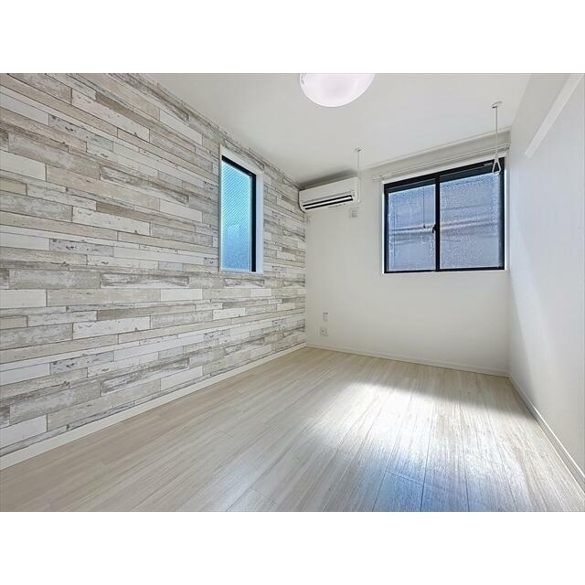 アクセントクロスとフロアタイルがクール