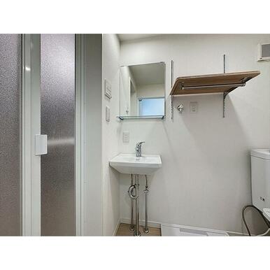 シンプルデザインの洗面台です