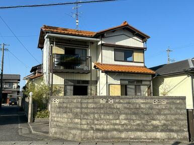 日当たりの良い建物が建てられます　写真は、現状の建物です　　陽当りの参考にしてください