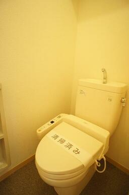 【トイレ】今や老若男女に人気アイテムの洗浄機能付暖房便座です！上部には空間を利用しトイレットペーパー