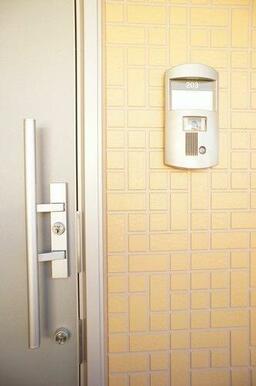 ☆防犯対策☆テレビモニター付きインターフォンに加え、１キー２ロックの玄関錠を採用しております☆