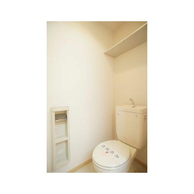 ☆トイレ☆上部にはトイレットペーパーなど置ける棚があります☆