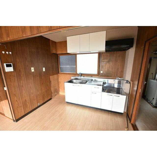 キッチン上部に収納あり。使い勝手良好