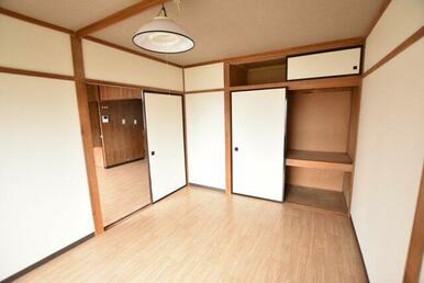 1階洋室です。収納スペースたっぷりです。
