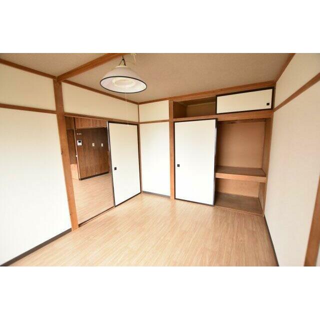 1階洋室です。収納スペースたっぷりです。