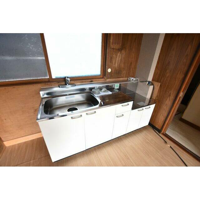 キッチン前に窓ありで換気もでき、明るい手元で料理をすることが出来ます。