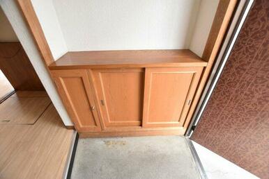 シューズボックスあり。上部には鍵や小物を置くスペースがあります、