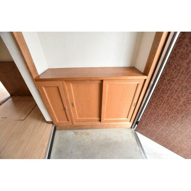 シューズボックスあり。上部には鍵や小物を置くスペースがあります、