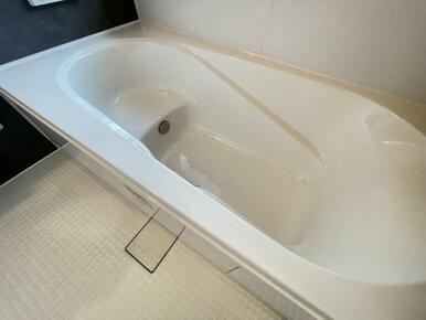 浴槽内はベンチ付きなので半身浴や親子一緒に入浴が楽しめます♪