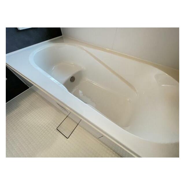 浴槽内はベンチ付きなので半身浴や親子一緒に入浴が楽しめます♪