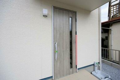 ワンプッシュで鍵の施解錠ができる便利なキーレス玄関ドア（同間取り物件写真）