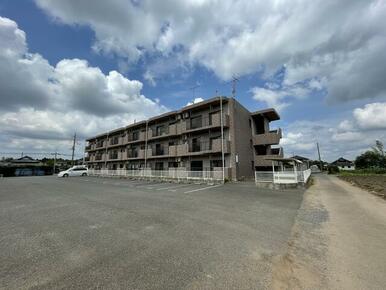 広い駐車場付き♪ＲＣ造３階建てマンションです。