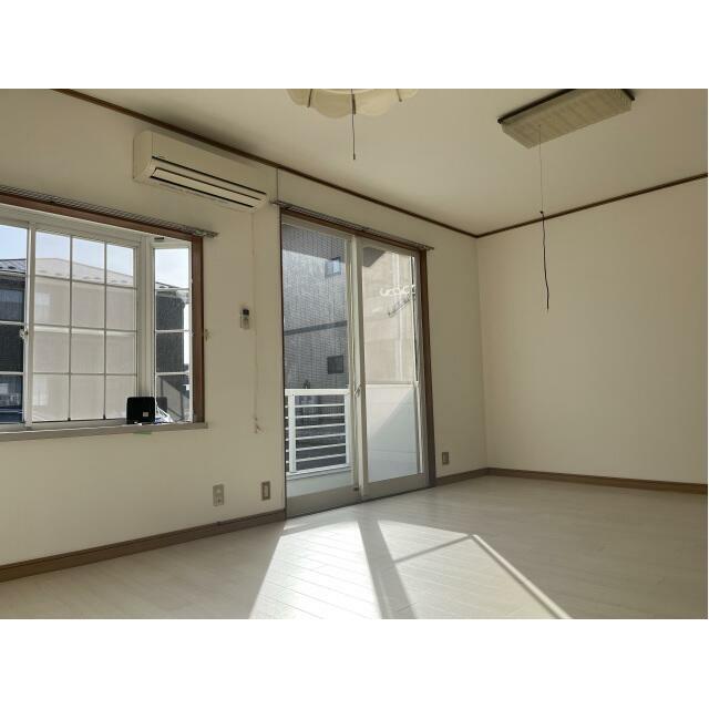 白いクッションフロアで明るい空間です！