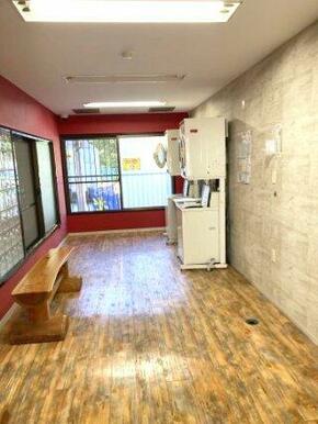 マンション内にコインランドリーがあるから、大きなシーツの洗濯も楽々。家事を賢く時短して、浮いた時間