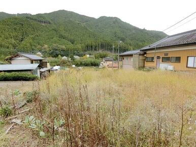 現地に立ち東方向を見る