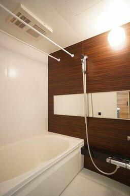 【浴室】アクセントパネルがオシャレな浴室　浴室換気乾燥暖房機設置、追い焚き機能、シャワースライド仕…