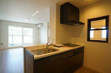 【１４．３帖ＬＤＫ】エアコン付きＬＤＫ　２口ＩＨ＋ラジエントヒーター＋グリル付きキッチンを採用した…