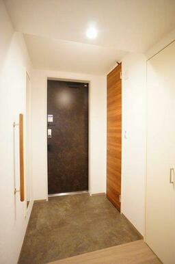 玄関スペース。玄関収納があり、来客者が多くでも安心です。