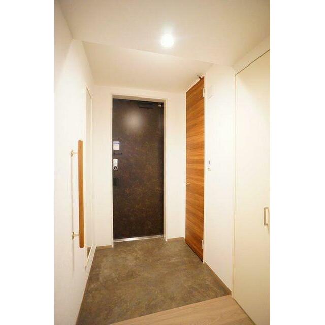 玄関スペース。玄関収納があり、来客者が多くでも安心です。