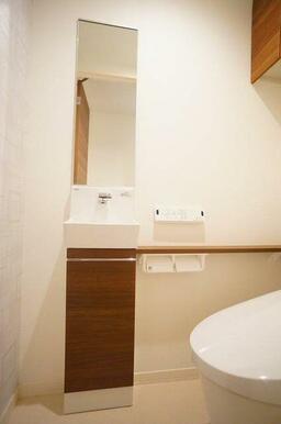 【トイレ】　温水洗浄機能付き　収納棚付き・手洗い付き