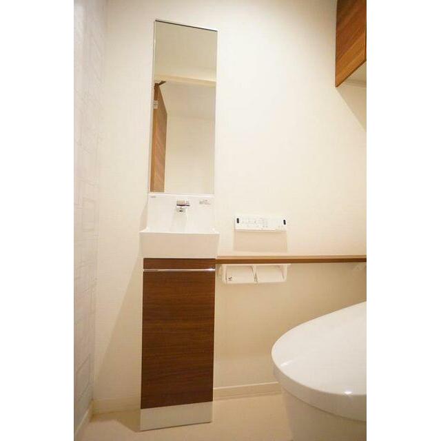 【トイレ】　温水洗浄機能付き　収納棚付き・手洗い付き