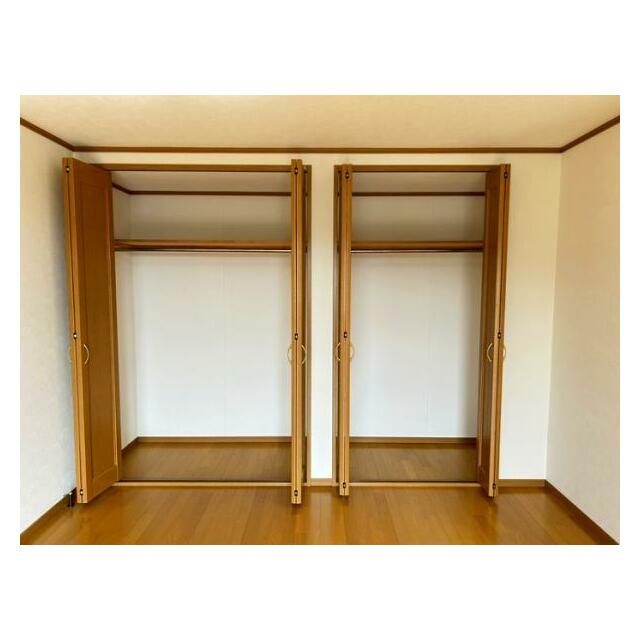 二階9.7帖洋室収納