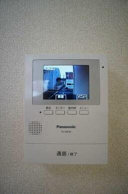 【モニター付インターホン】お部屋にいながら玄関の様子がわかるモニター付き。自動録画機能付きで、不在…