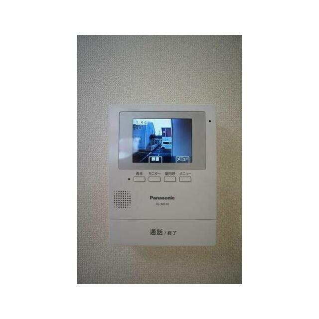 【モニター付インターホン】お部屋にいながら玄関の様子がわかるモニター付き。自動録画機能付きで、不在…
