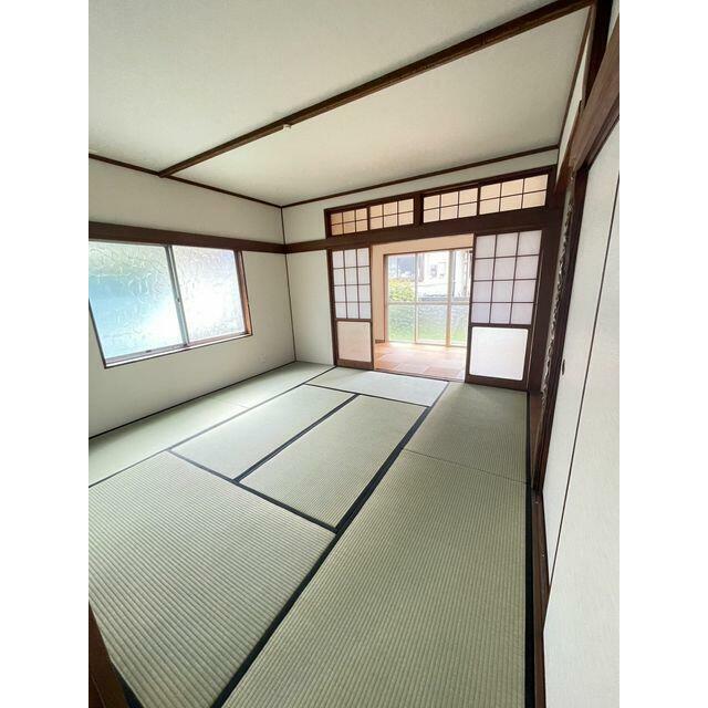 畳の香りに癒やされる和室。明るい光が差し込む縁側付きで、家族がゆったり寛げる開放的な空間です。
